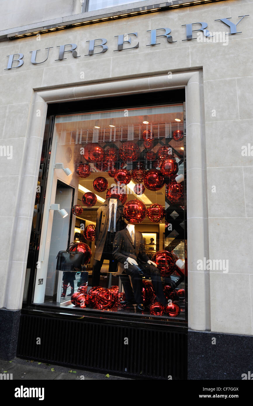 Le decorazioni di Natale nella finestra di Burberry negozio di Londra Foto  stock - Alamy