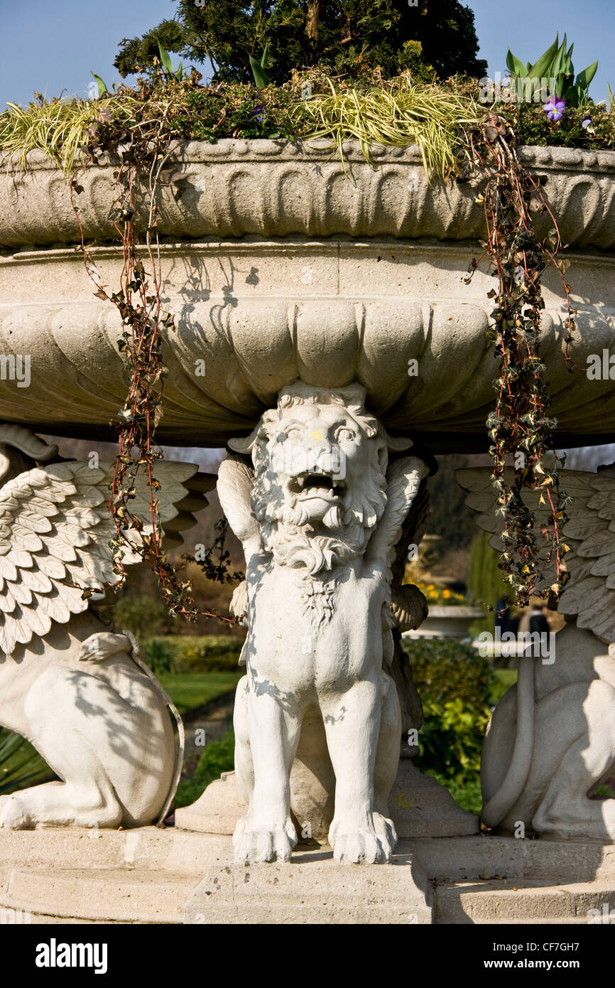 Piantato decorativi in pietra vaso urn Regent's Park Londra Inghilterra Europa Foto Stock