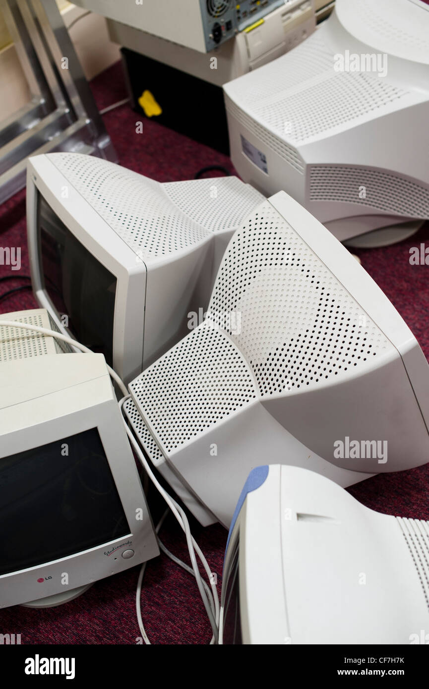 Il vecchio obsoleto scartato CRT monitor di computer Foto Stock