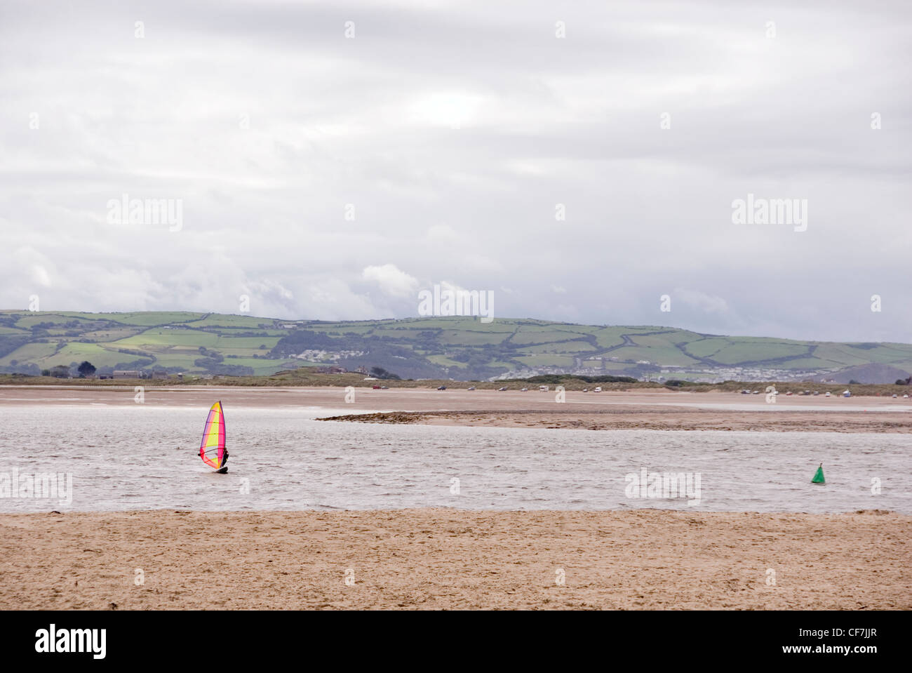 Lone windsurf sulla spiaggia a Aberdyfi / Aberdovey, dove il fiume incontra Dyfi Cardigan Bay, il Galles del Nord, Regno Unito, Foto Stock