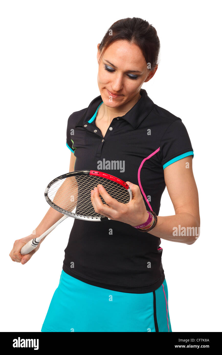 La donna guarda il suo badminton racchetta isolato su bianco Foto Stock