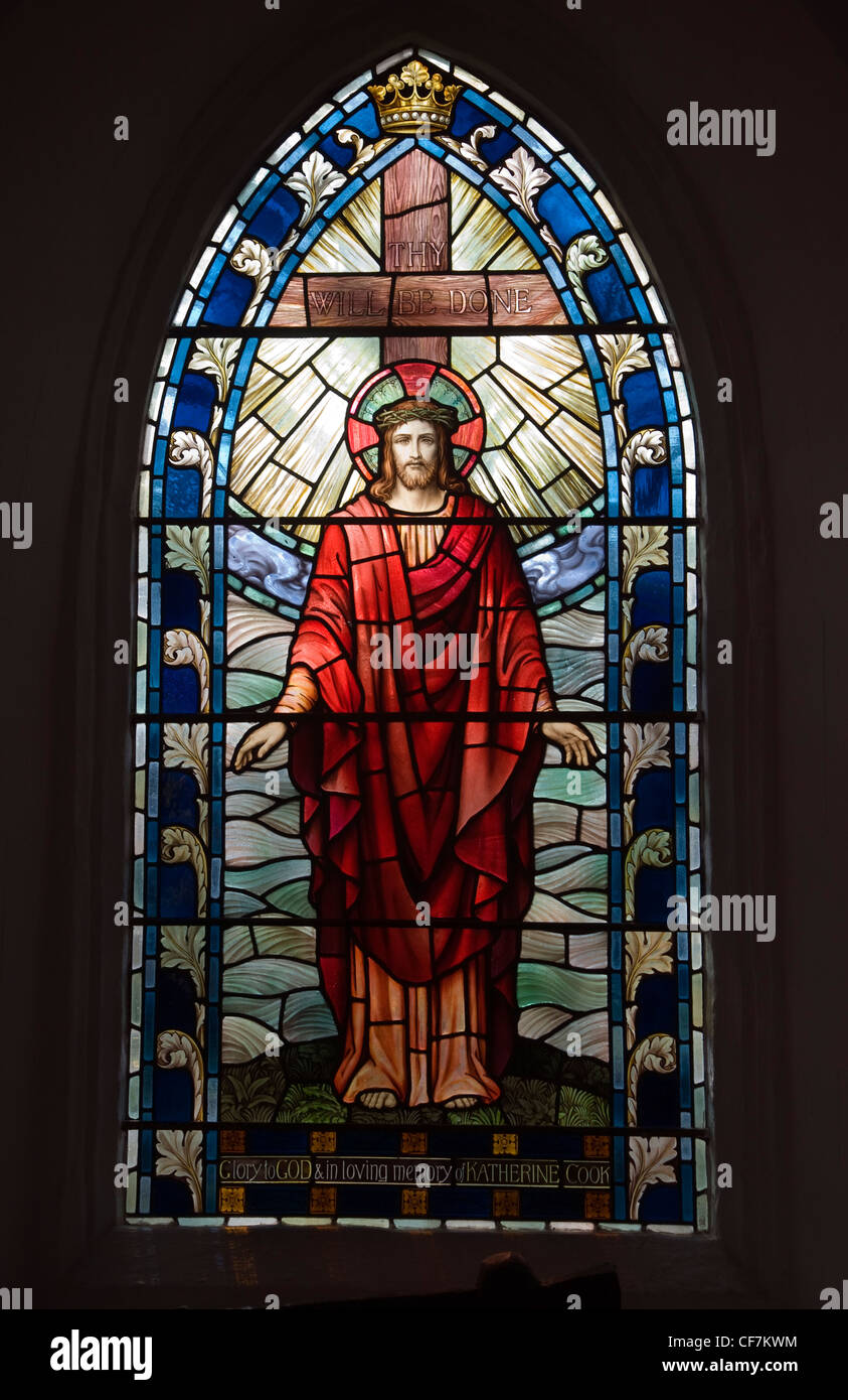 Le vetrate colorate foto il Cristo risorto, la chiesa di St Lawrence, Knodishall, Suffolk, Inghilterra Foto Stock
