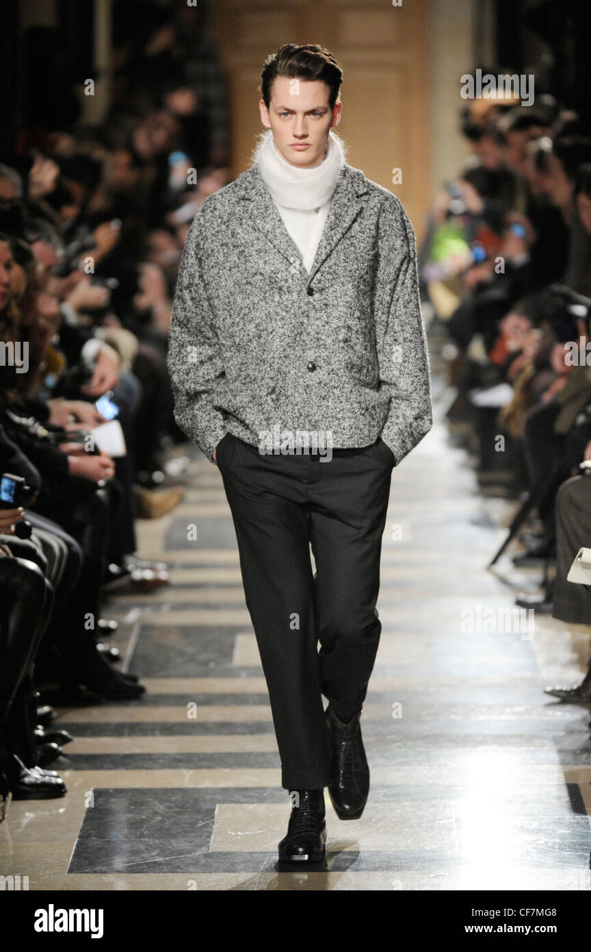 Ute Ploier Parigi pronto a indossare abbigliamento Uomo Autunno Inverno  grigio giacca di tweed, bianco sciarpa, pantaloni neri e scarpe nere Foto  stock - Alamy
