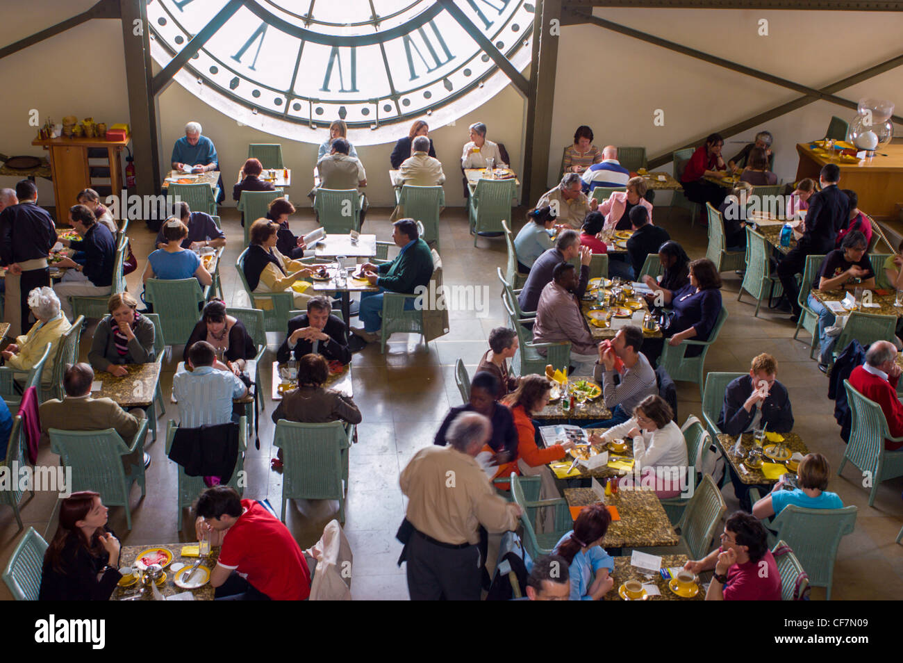 Parigi, Francia - angolo alto, grande folla persone che condividono pasti, bevande, tavoli, scena all'interno del ristorante francese interno, Bistro Cafe, 'Café de l'Horloge' all'ultimo piano del Museo d'Orsay, con grande orologio, tavoli da bistrot parigini, ristorante affollato, affollato caffè all'interno Foto Stock