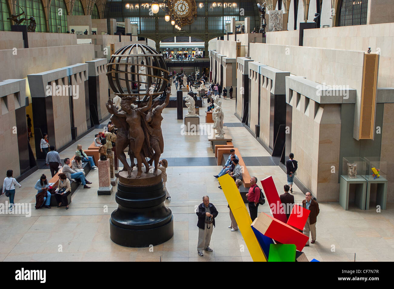 Parigi, Francia - Panoramica, folla che visita all'interno del piano, Museo d'Orsay, Musee d'orsay, vacanze storiche Foto Stock