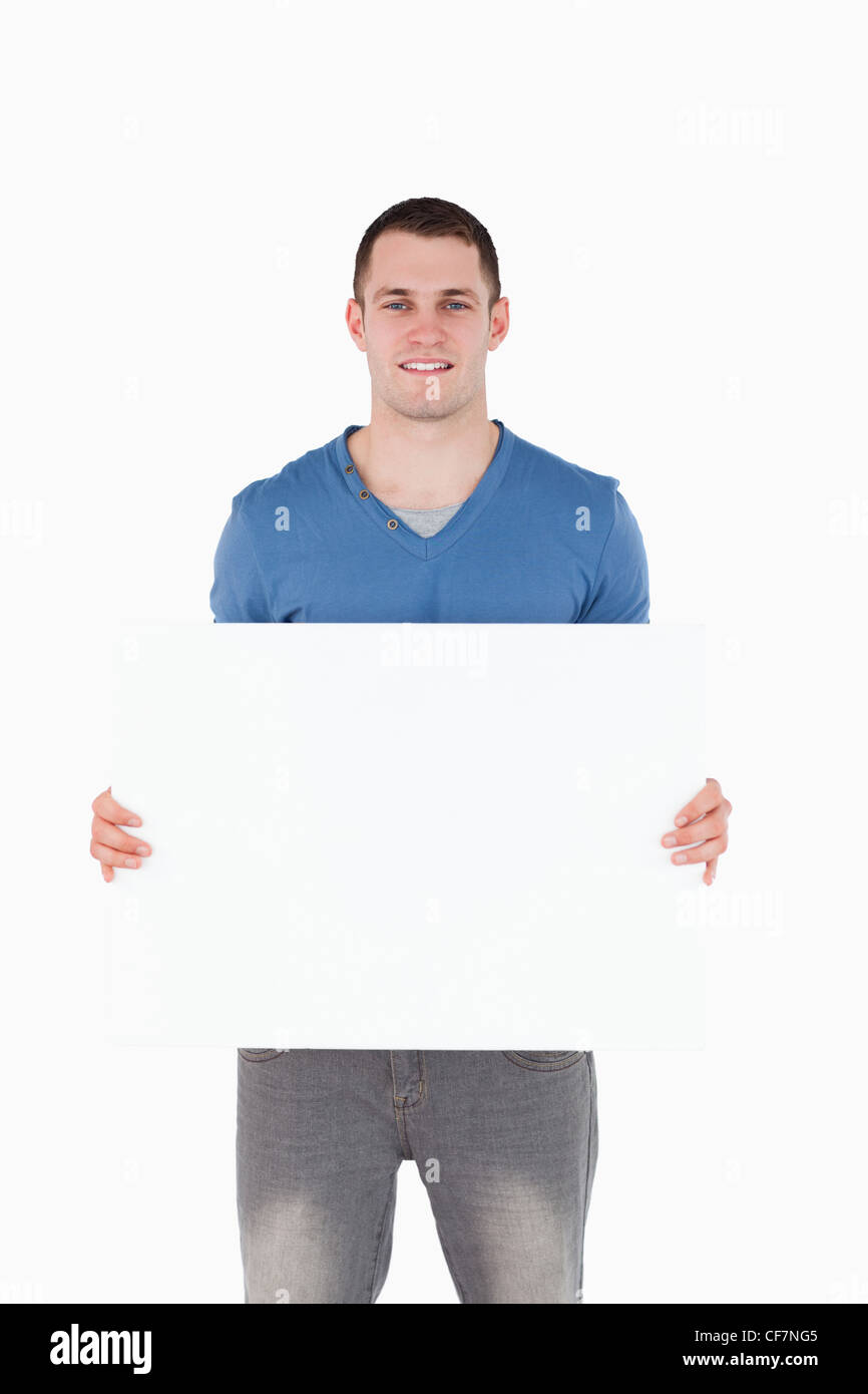 Ritratto di un uomo in possesso di un pannello vuoto Foto Stock