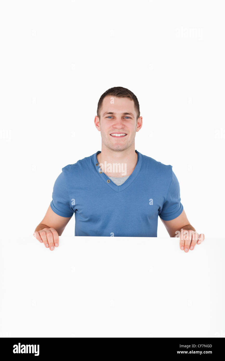 Ritratto di un uomo dietro il pannello vuoto Foto Stock