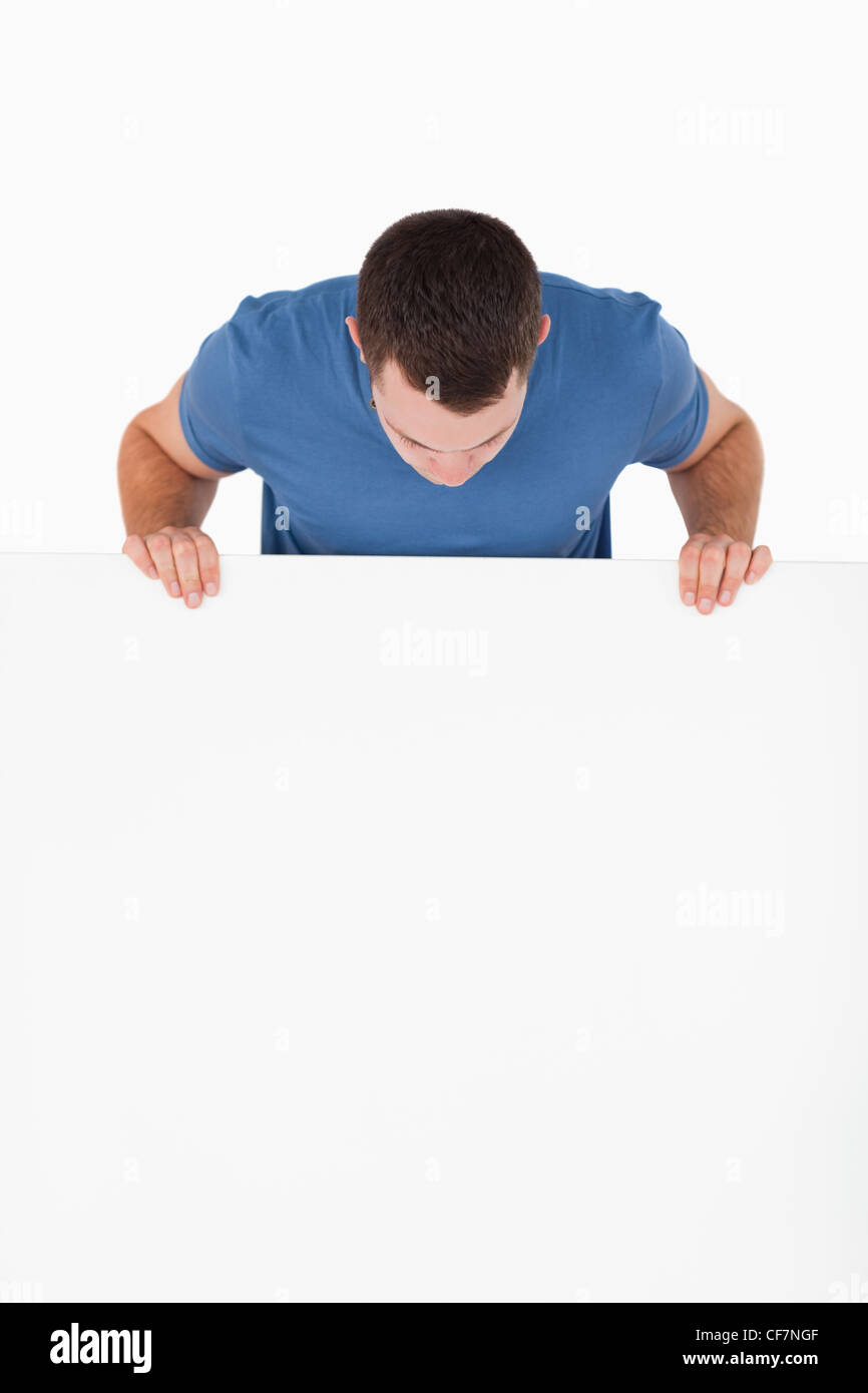 Ritratto di un uomo che guarda un pannello vuoto Foto Stock