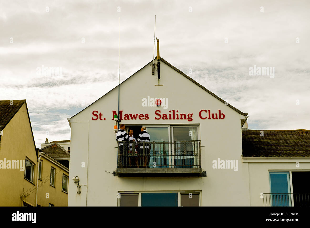 Regno Unito Cornovaglia St Mawes sailing club membri sul balcone Foto Stock