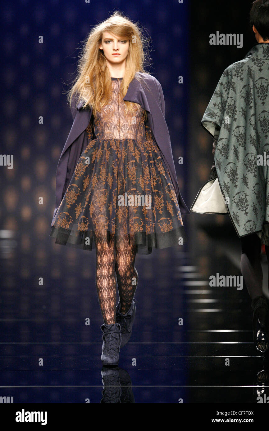 Anteprima Milano pronto a indossare in autunno e inverno pizzo e tulle vedere attraverso la lunghezza al ginocchio abito una linea flounced mantello, il mantello color porpora, Foto Stock