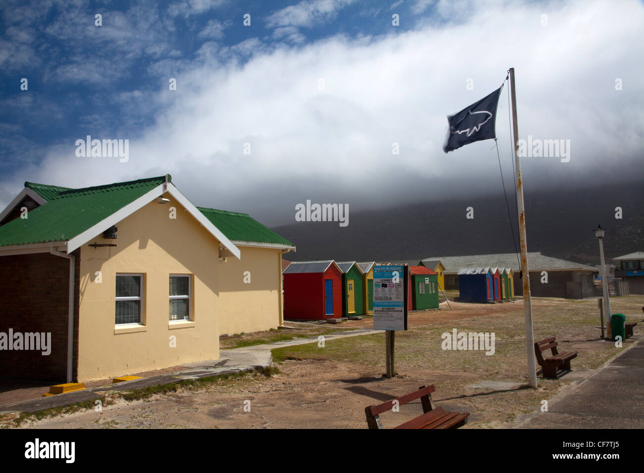 Fish Hoek Cabine e squalo bandiera di avvertimento - Cape Town Foto Stock