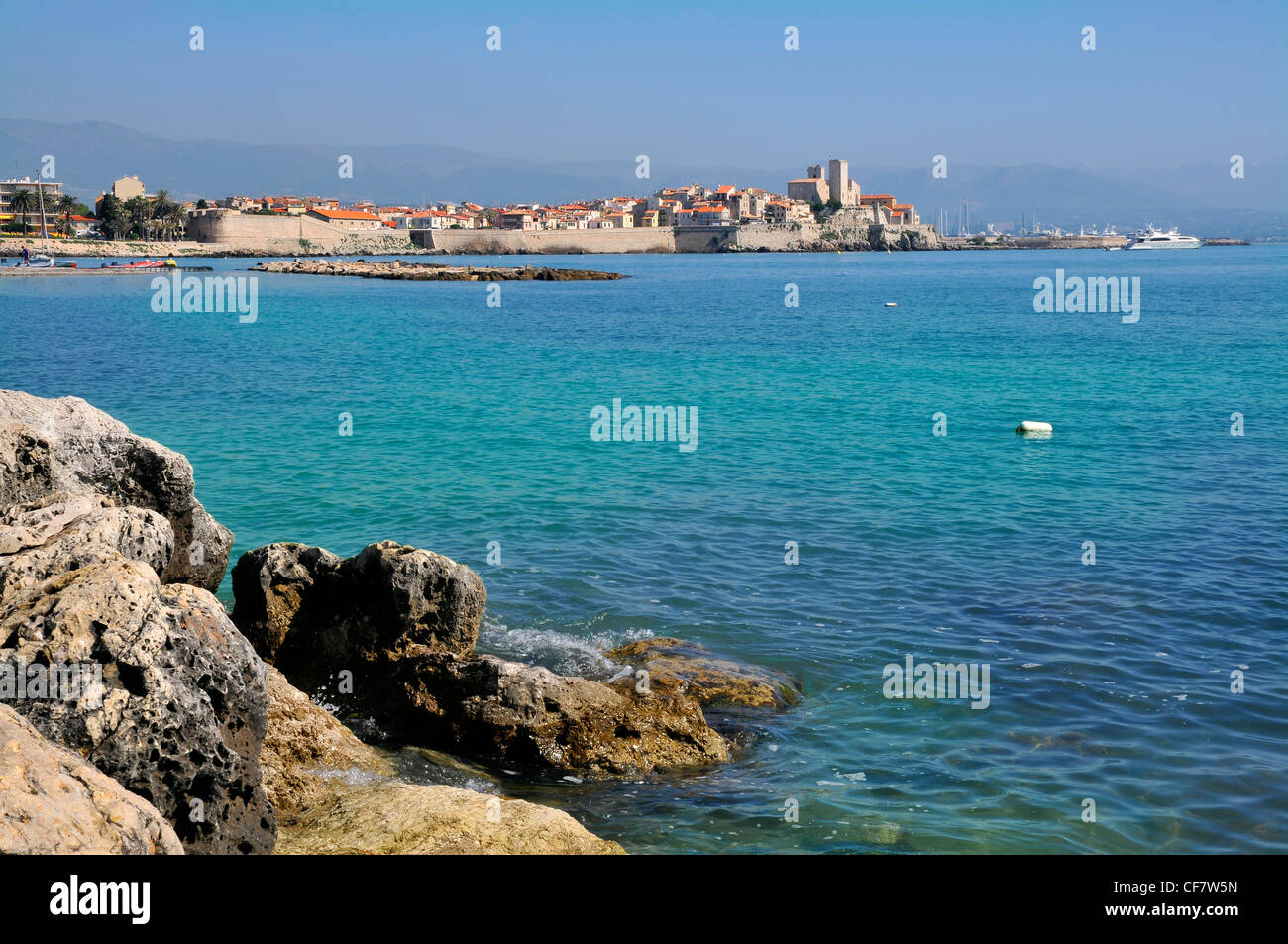 Coste rocciose e della città murata di Antibes nel sud-est della Francia, mare mediterraneo Foto Stock