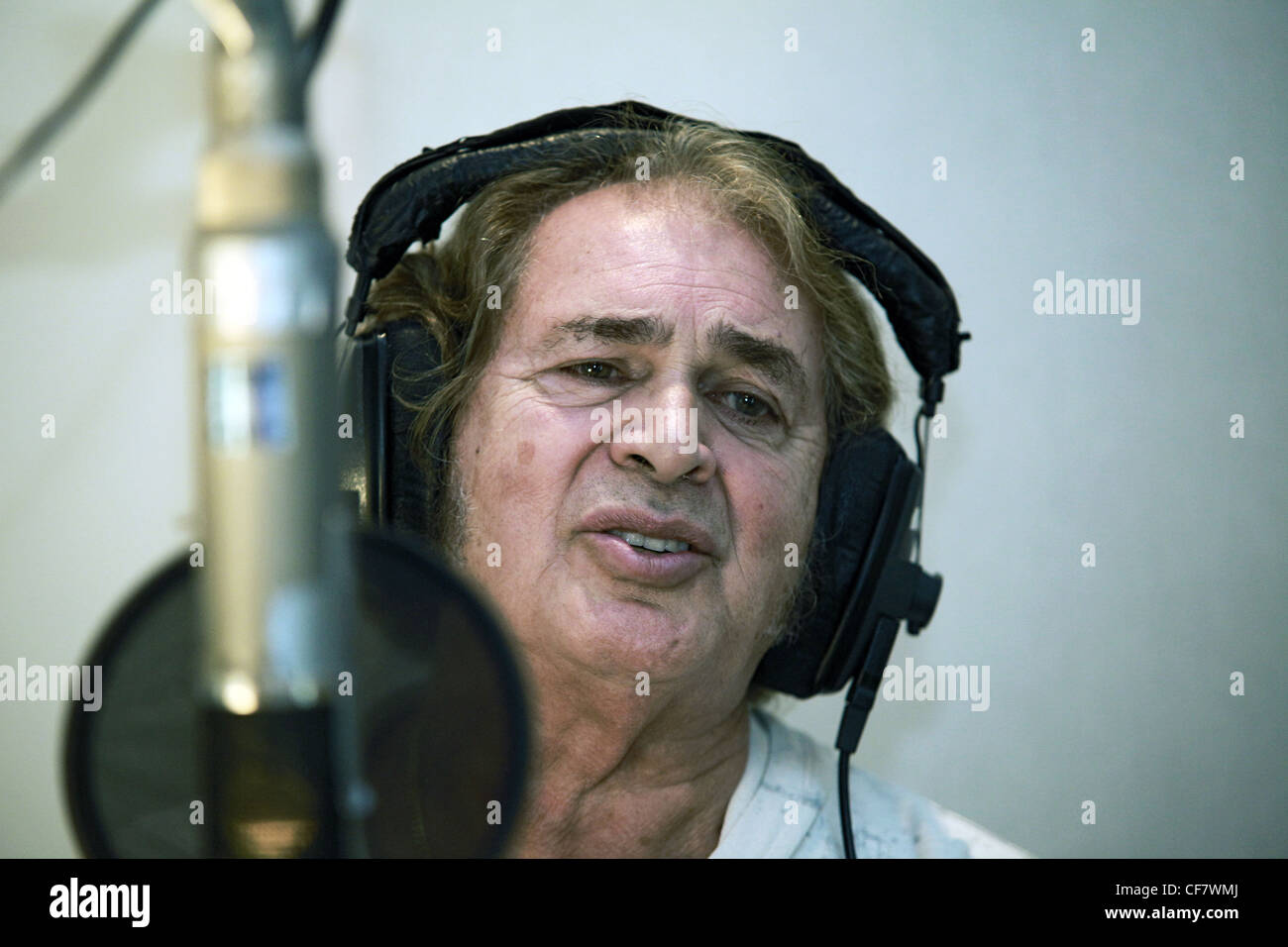Engelbert Humperdinck UKs entery Eurovisione a cantare in uno studio di registrazione con cuffie e cantare in un microfono Foto Stock