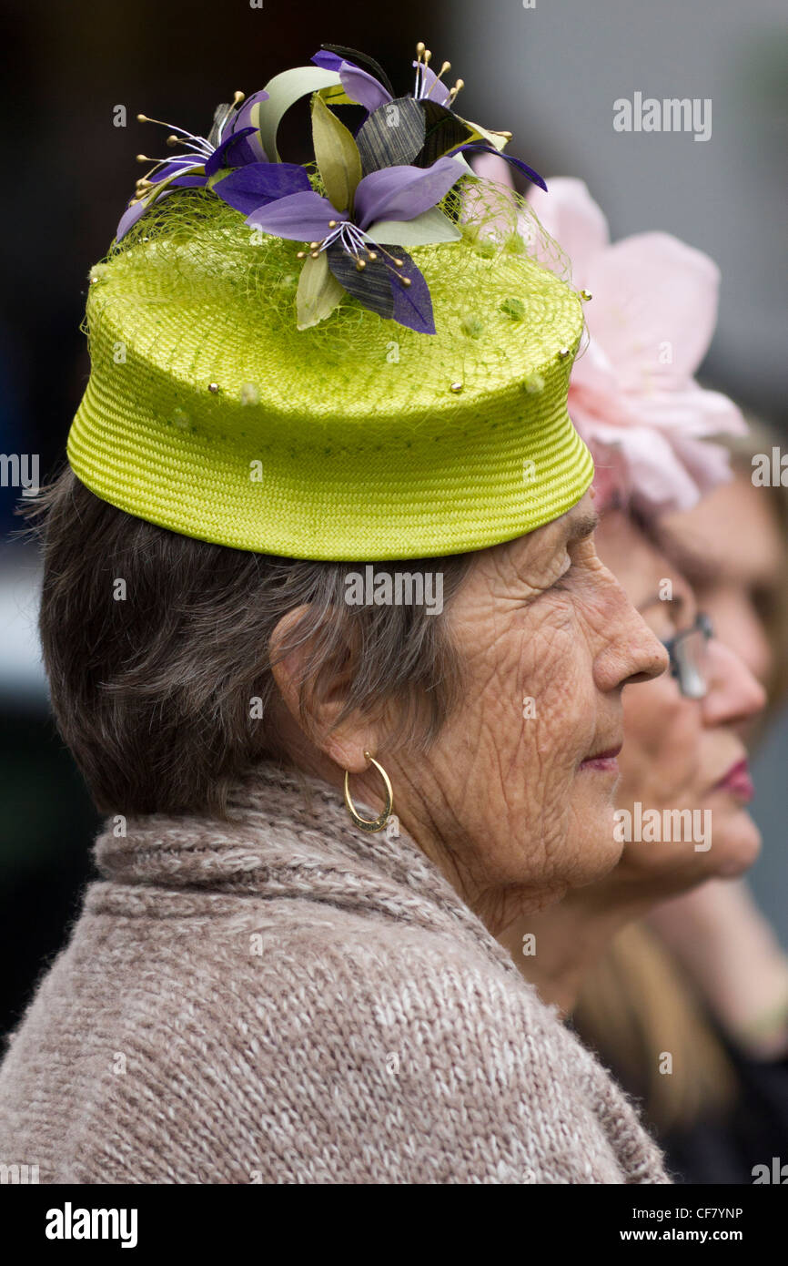 Moda donna anziana con estro hat proveniente da Melbourne corse di cavalli al di fuori dalla stazione di Flinders Street, Melbourne, Australia Foto Stock