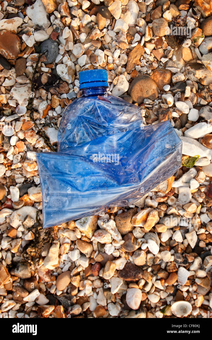 Blu bottiglia di plastica lavati fino sulla spiaggia Foto Stock