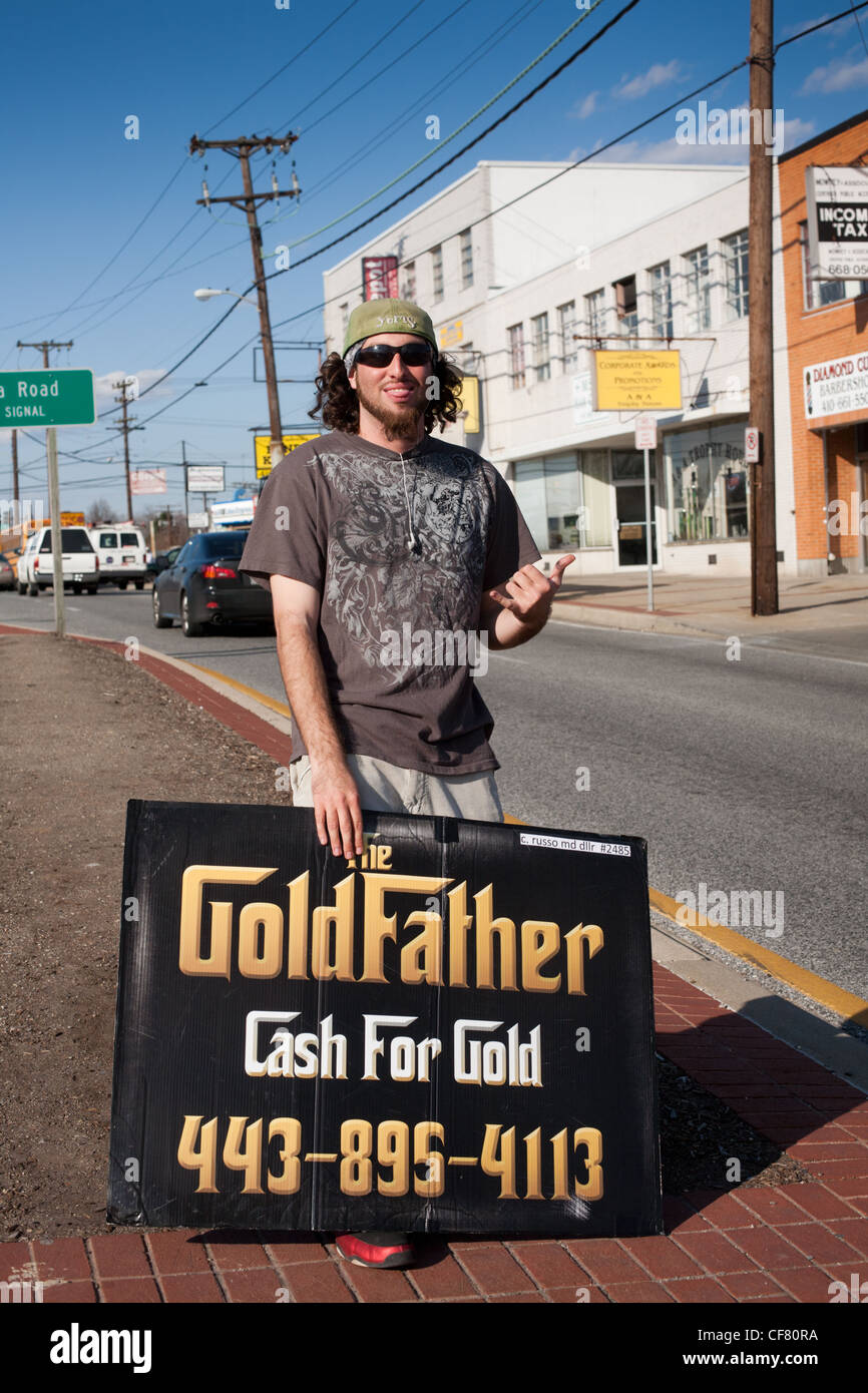 Uomo con scheda di sandwich, contanti per l'oro, Baltimore, Maryland, Stati Uniti d'America Foto Stock