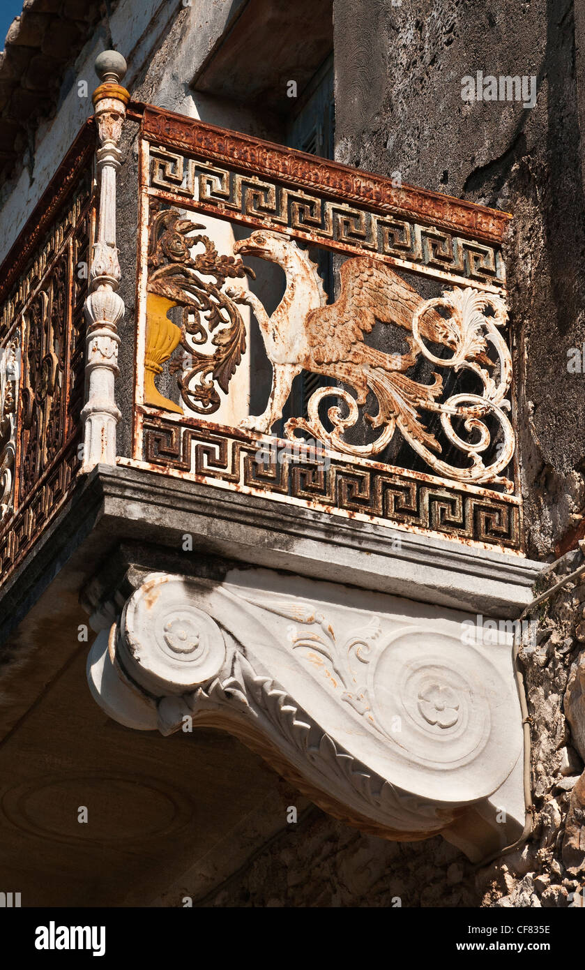 Dettaglio di un tradizionale balcone con aquila bizantina. nelle mani esterna villaggio di Kardamyli, Messinia, Peloponneso, Grecia. Foto Stock