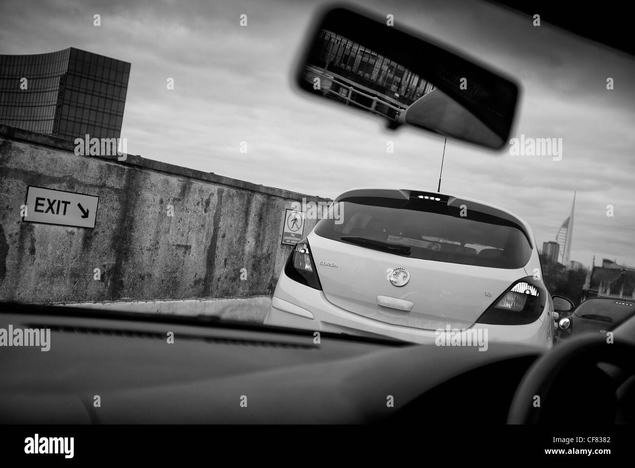 Traffico in uscita dal parcheggio auto Foto Stock