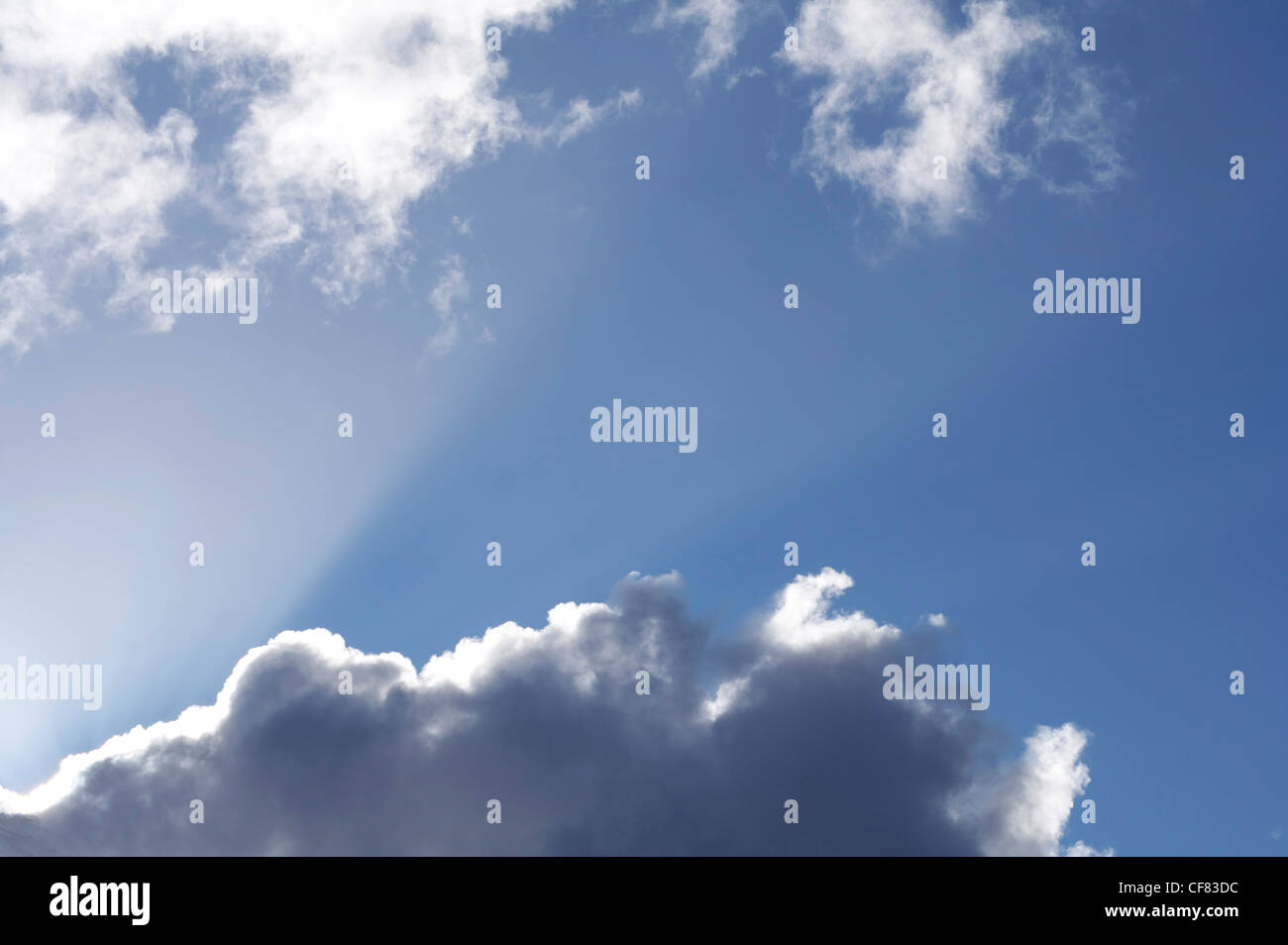 nubi del cielo blu Foto Stock