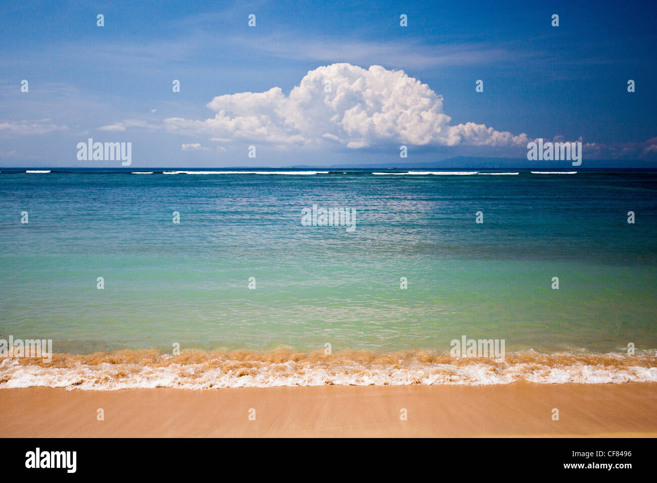 Indonesia asia, isola di Bali, Laguna Nusa Dua, Resort, spiaggia, cloud, wave, colori Foto Stock