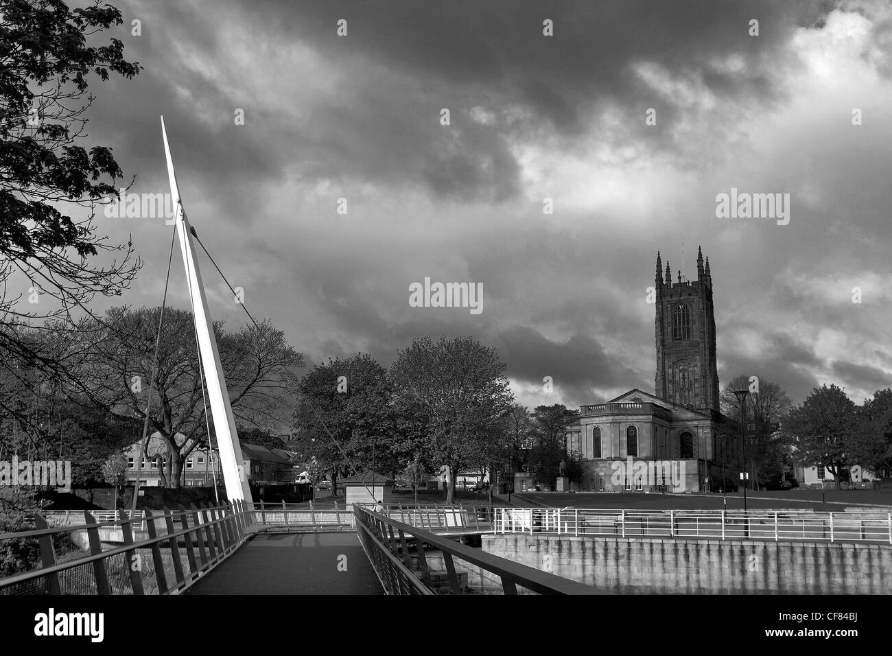 Immagine in bianco e nero la primavera Derby Cathedral Chiesa di Tutti i Santi Cathedral Quarter, Derby City Centre, Derbyshire Foto Stock