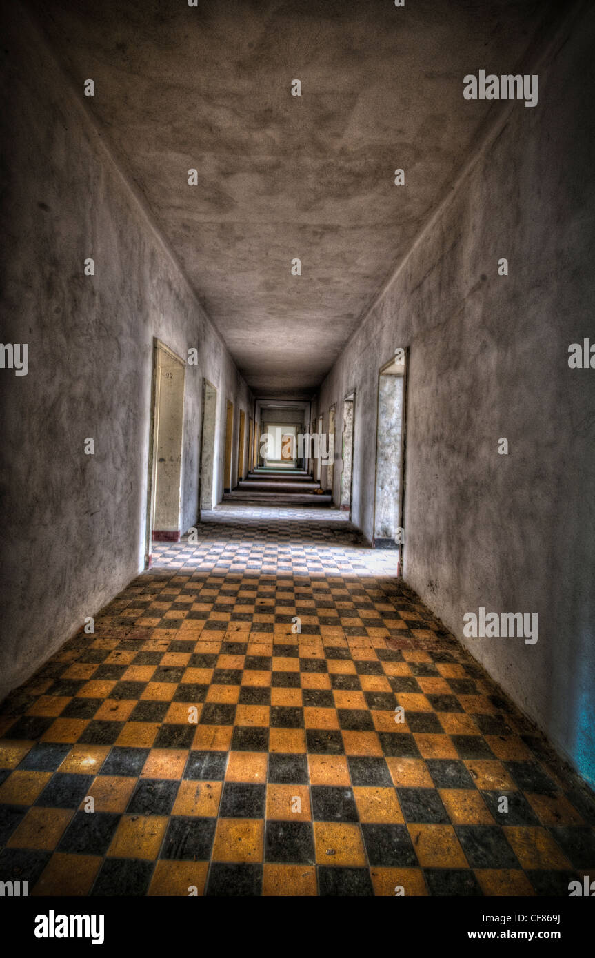 Interno della vecchia caserma di serbatoi da qualche parte nei pressi di Berlino con piastrelle del pavimento del corridoio Foto Stock