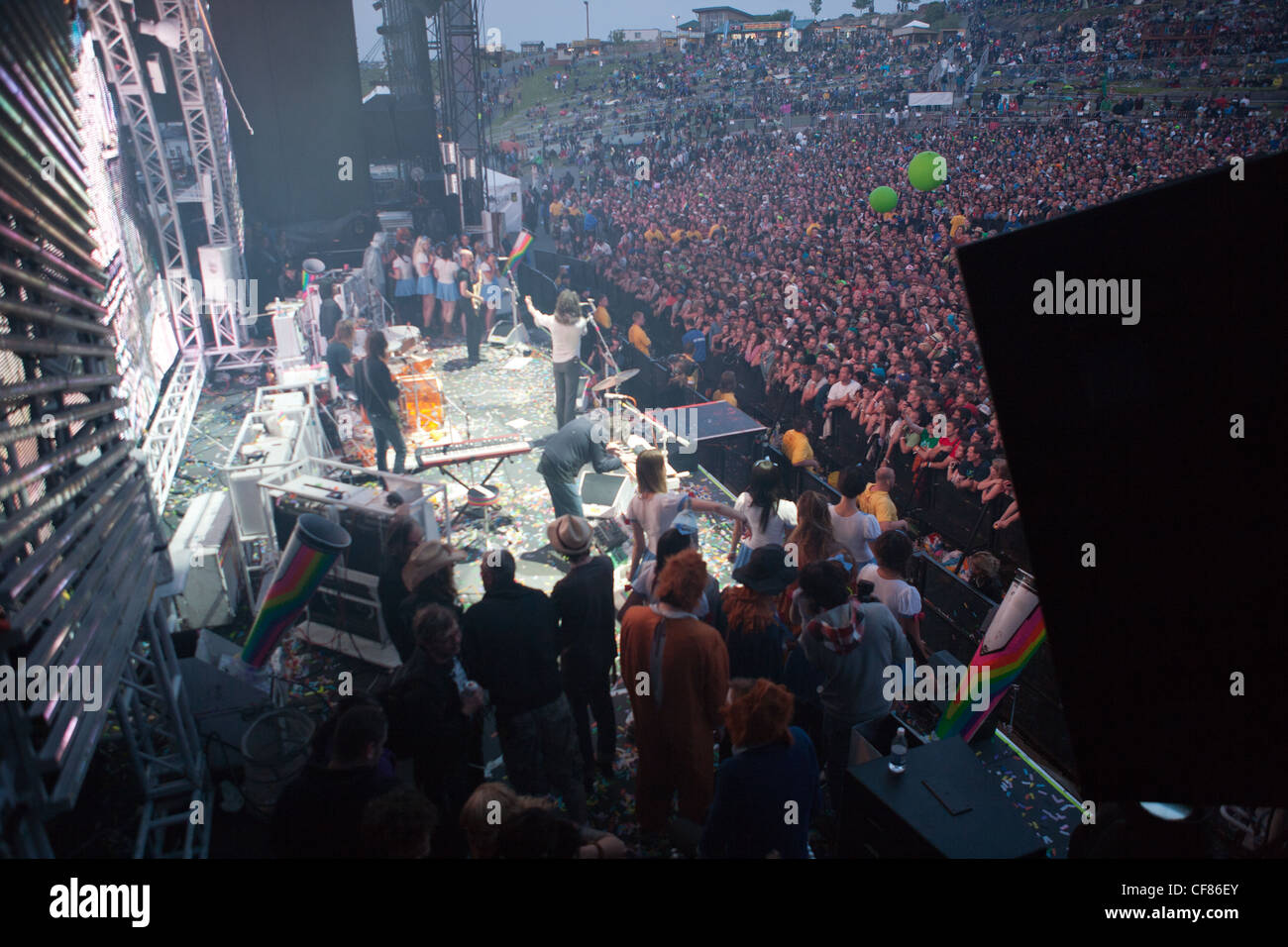 Grande folla, vista dal back stage, Flaming Lips giocare Sasquatch Music Festival, Washington, Stati Uniti d'America Foto Stock