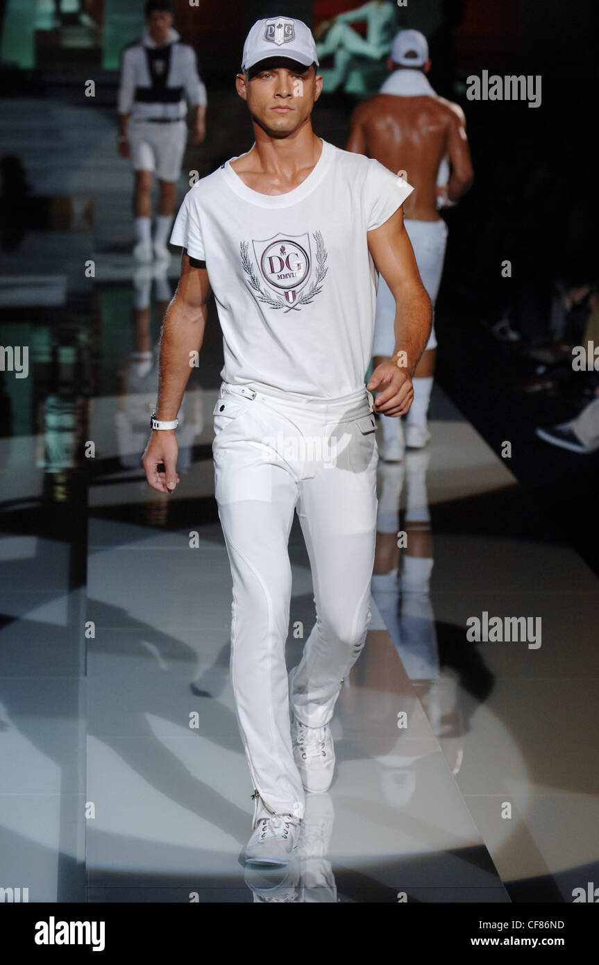 Dolce & Gabbana Milano pronto a indossare abbigliamento Uomo Primavera  Estate indossa il modello bianco cappello da baseball e t shirt sia D&G  iniziali Foto stock - Alamy