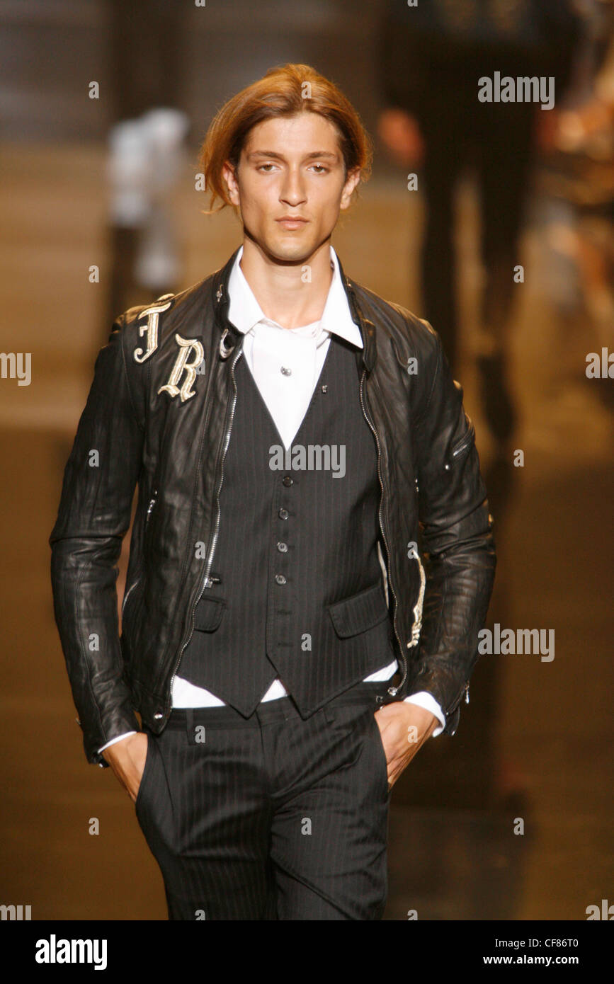 John Richmond Milano pronto a indossare abbigliamento Uomo Primavera Estate  bionda maschio modello camminando sulla pista che indossa un nero giacca in  pelle Foto stock - Alamy