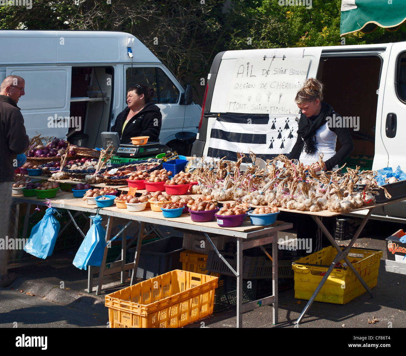 Aglio e Cipolle in stallo. Scena di mercato Cancale, Bretagna Francia del nord Europa Foto Stock