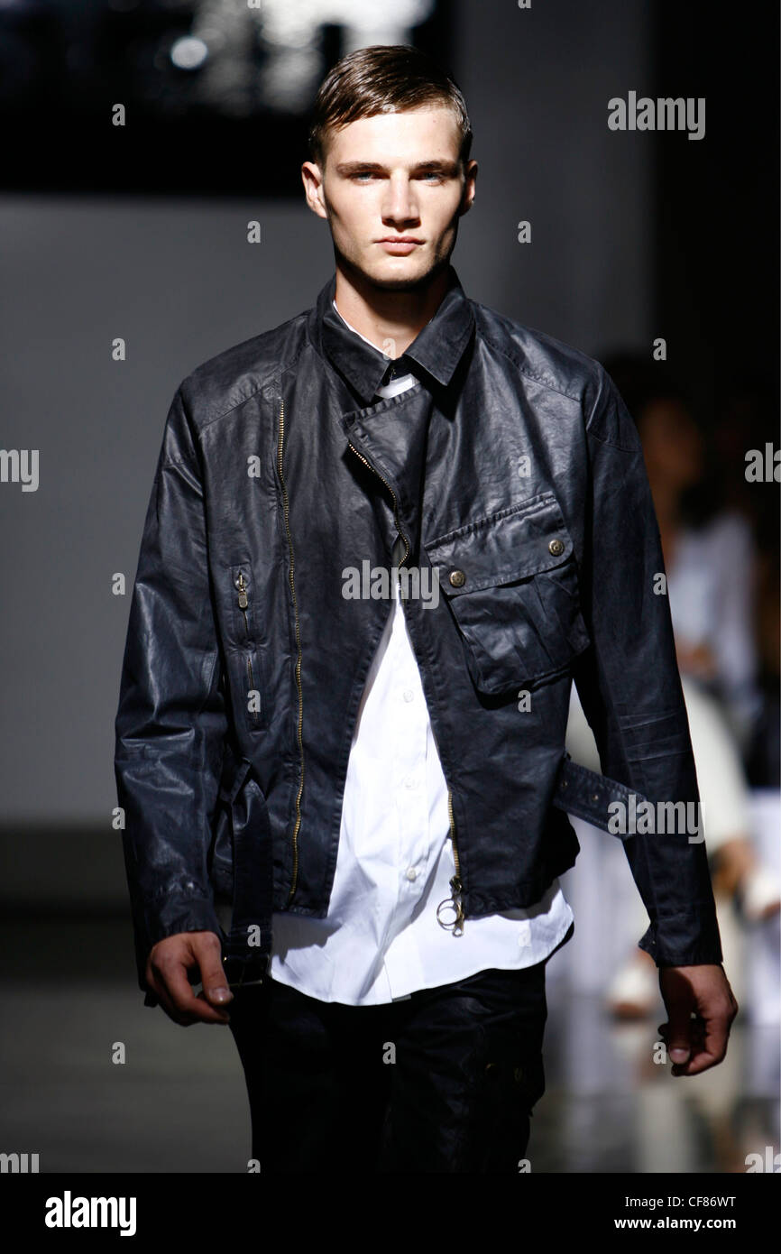 Belstaff Milano pronto a indossare abbigliamento Uomo Primavera Estate  modello corto pelo biondo indossando giacca di pelle su una camicia bianca  e nera Foto stock - Alamy