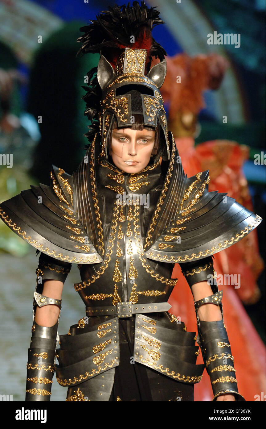 Dior Parigi Haute Couture Autunno Inverno Brunette modello femminile che  indossa un oro nero tuta blindati e piuma nera casco Foto stock - Alamy