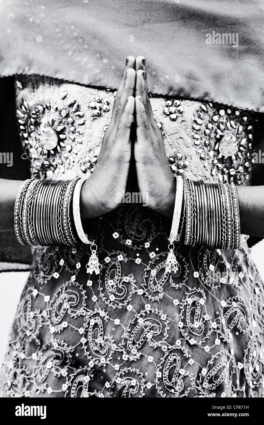 Ragazza indiana namaste preghiera le mani. Monocromatico Foto Stock