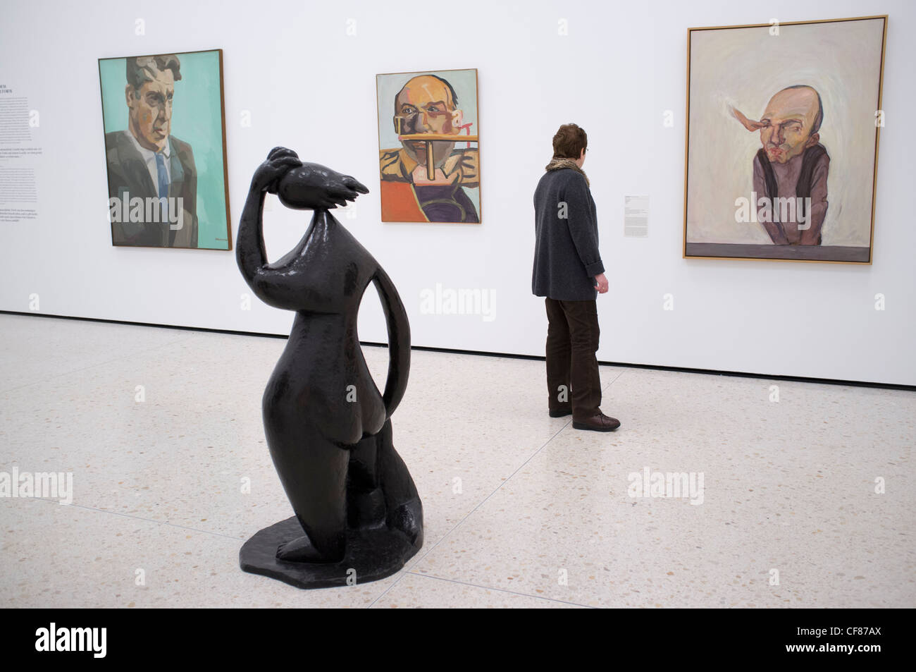 Visitatore guardando i dipinti al nuovo museo di arte contemporanea o GEGENWARTSKUNST a Stadel Museum di Francoforte Germania Foto Stock