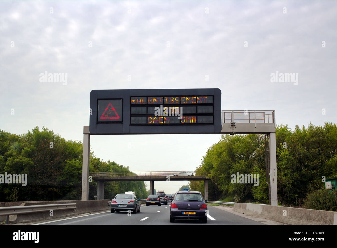 Il francese auto-route a Caen. Segnale di avvertimento. Francia del nord Europa Foto Stock