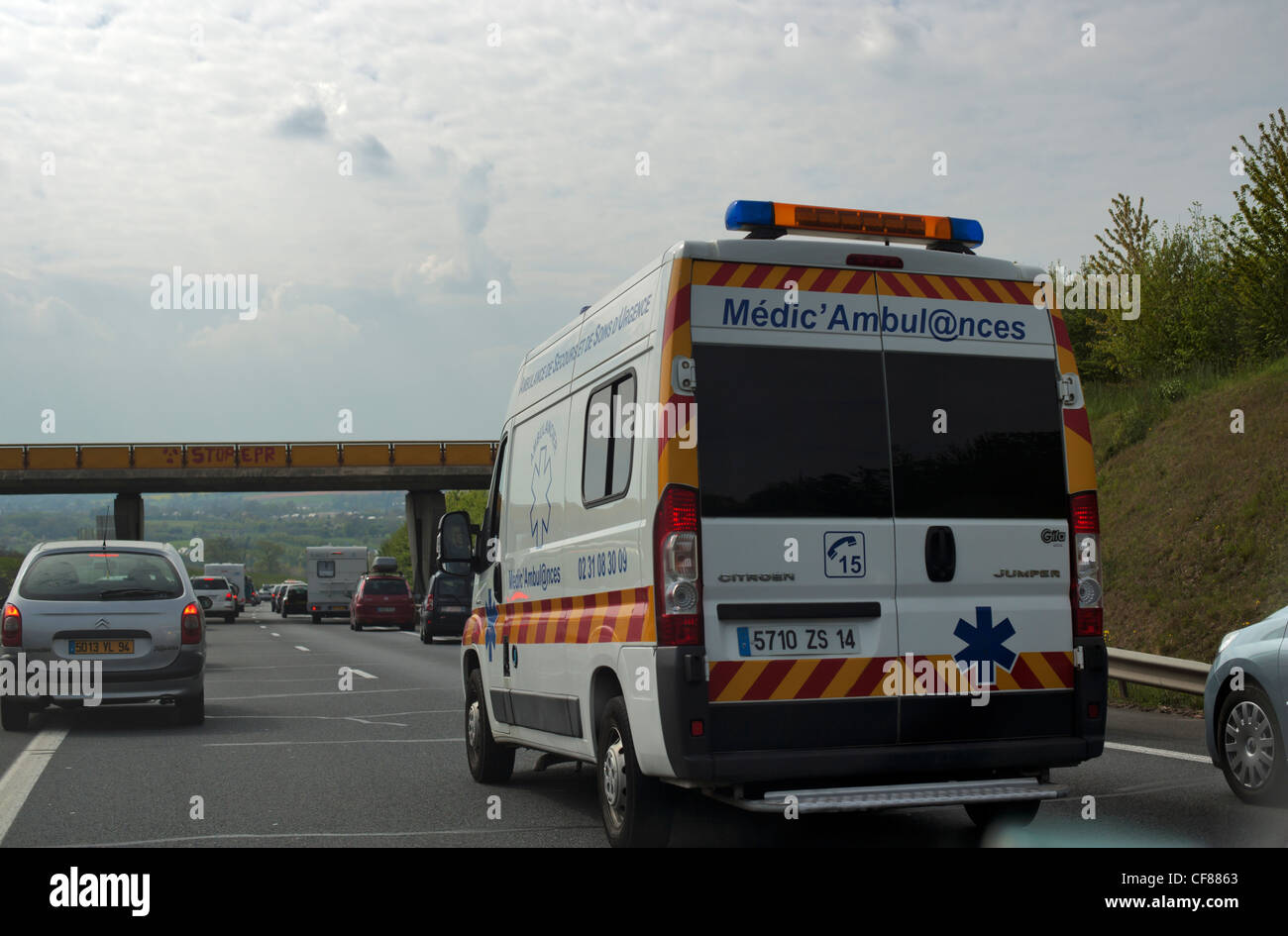 Francese ambulanza di emergenza su auto-route a Caen. Francia del nord Europa Foto Stock