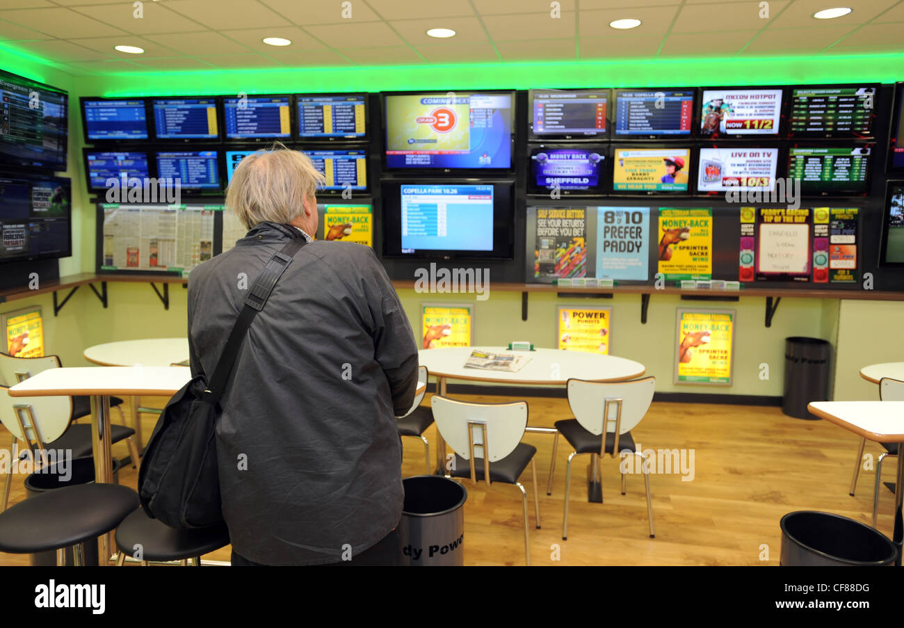 Paddy Power bookmakers di Newmarket, Suffolk. Paddy Power ha riferito oggi anno completo dei risultati finanziari. Foto Stock