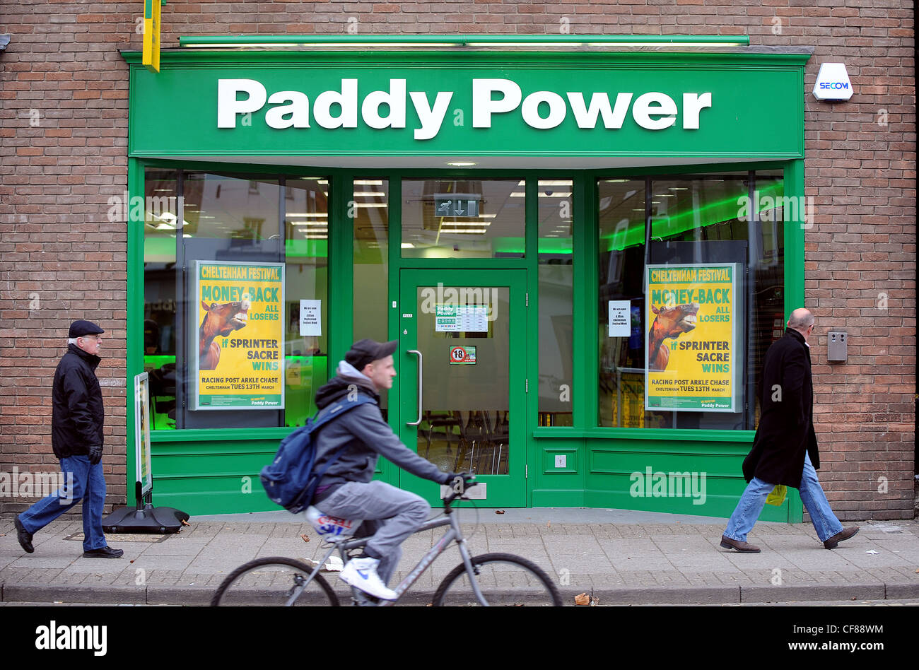 Paddy Power bookmakers di Newmarket, Suffolk. Paddy Power ha riferito oggi anno completo dei risultati finanziari. Foto Stock