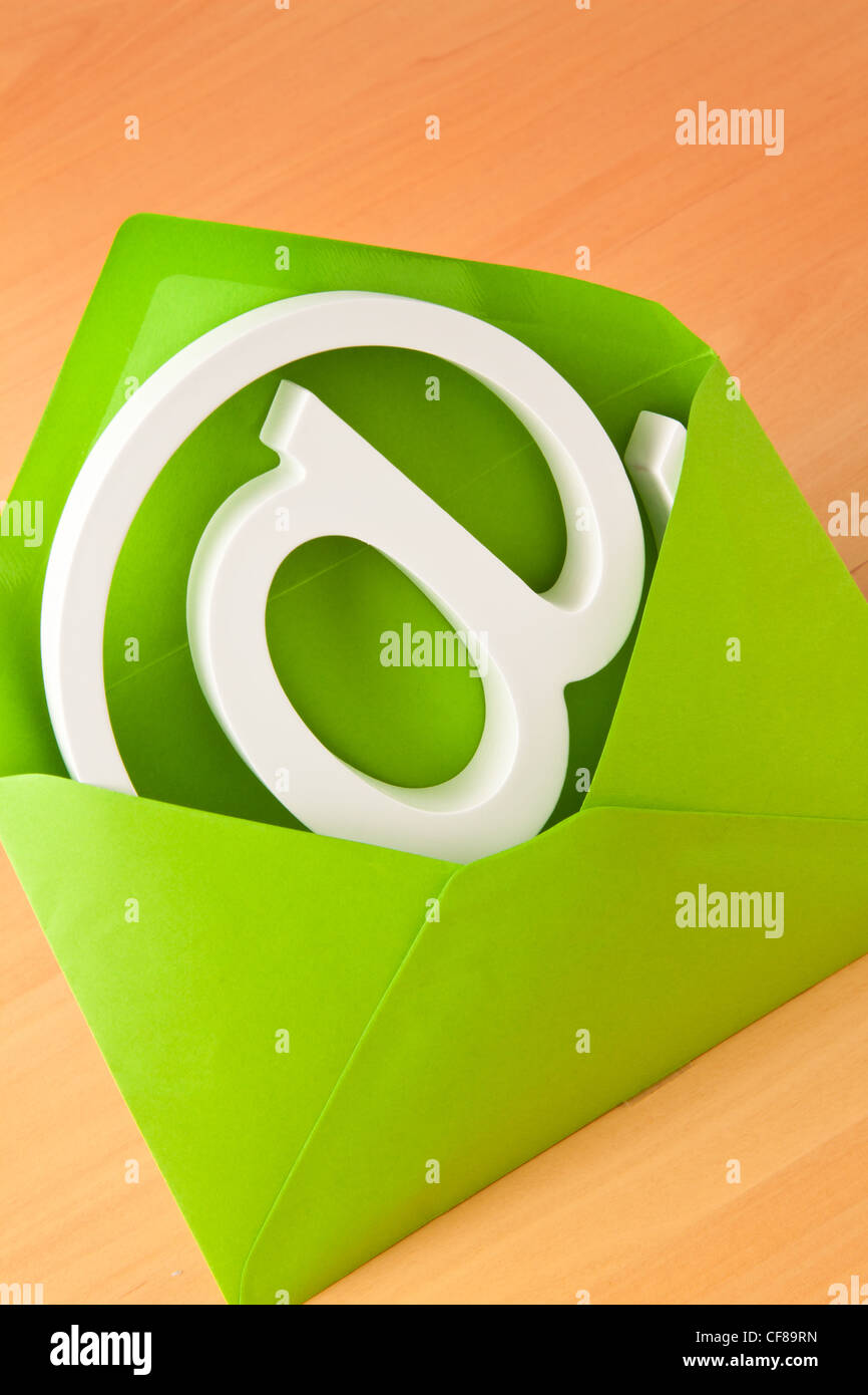 E-mail segno è in una busta verde. Foto Stock