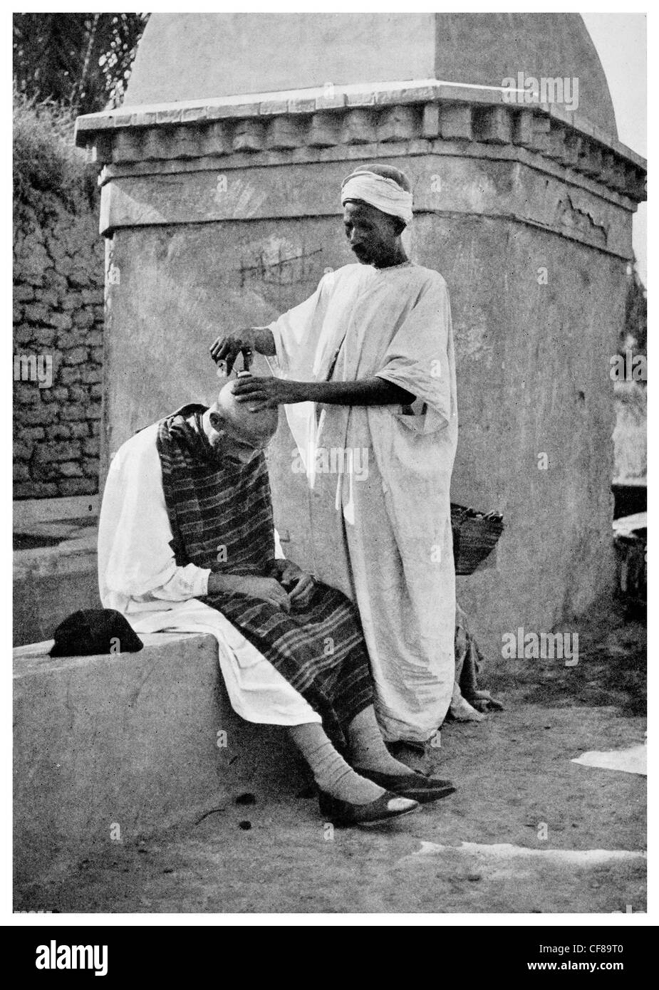 1926 Street barbiere di Biskra oasis village di Algeria Foto Stock