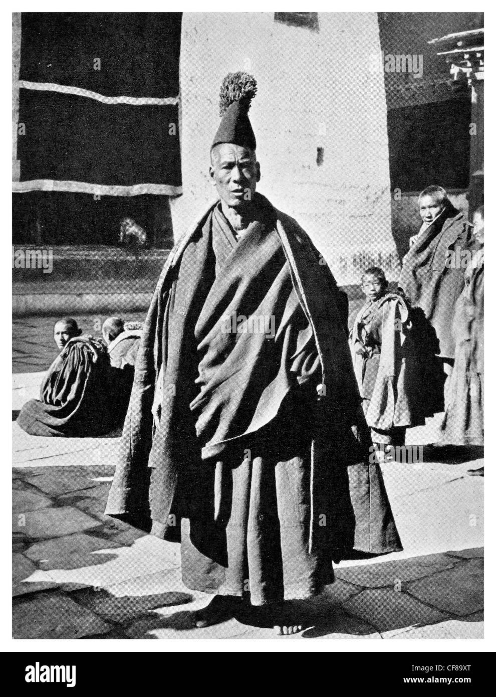 1926 Tungchuling Lama vesti cerimoniali setta giallo Chiesa tibetana Foto Stock