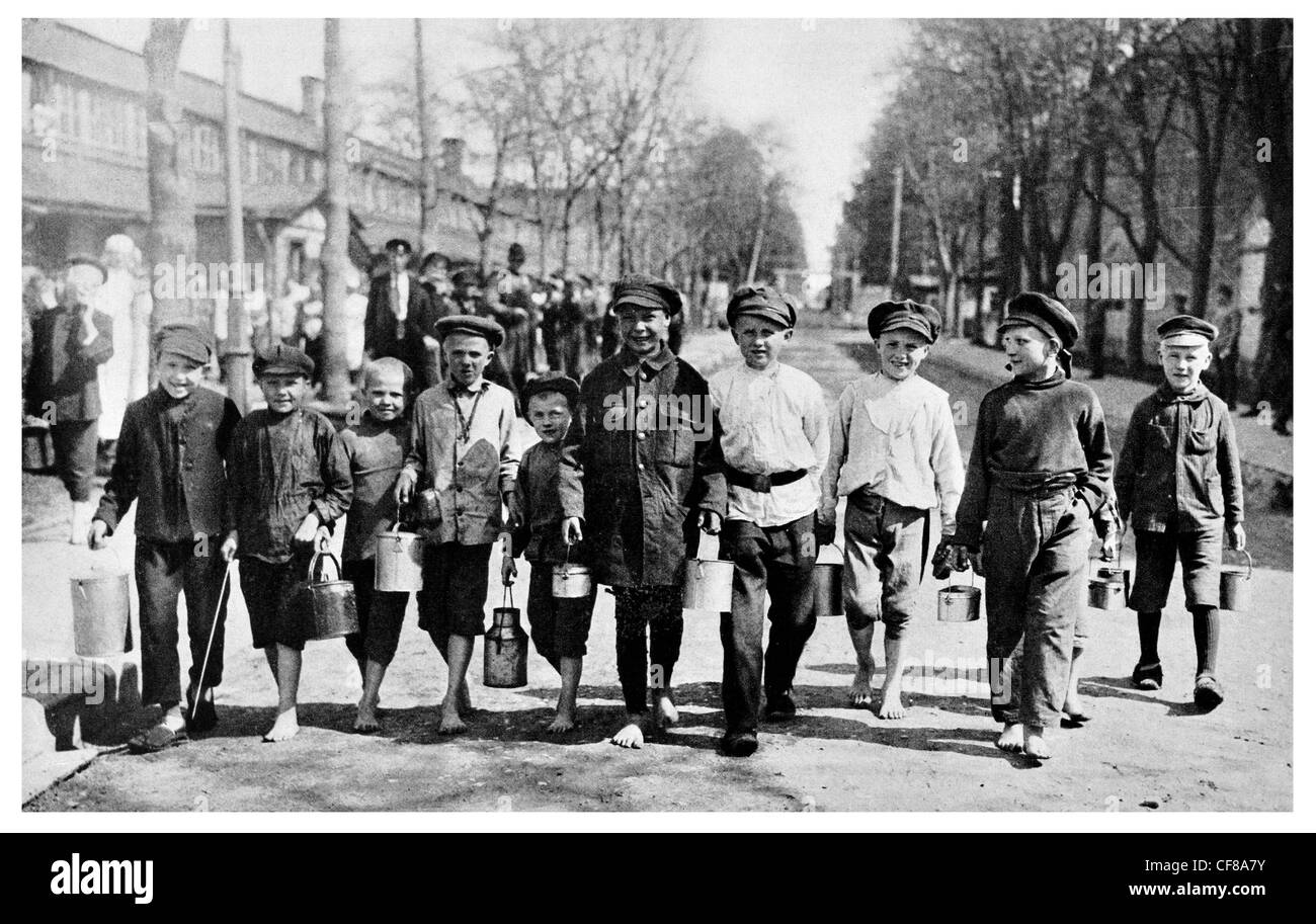 1926 ragazzi russi portando una zuppa gratuita home Mosca Foto Stock