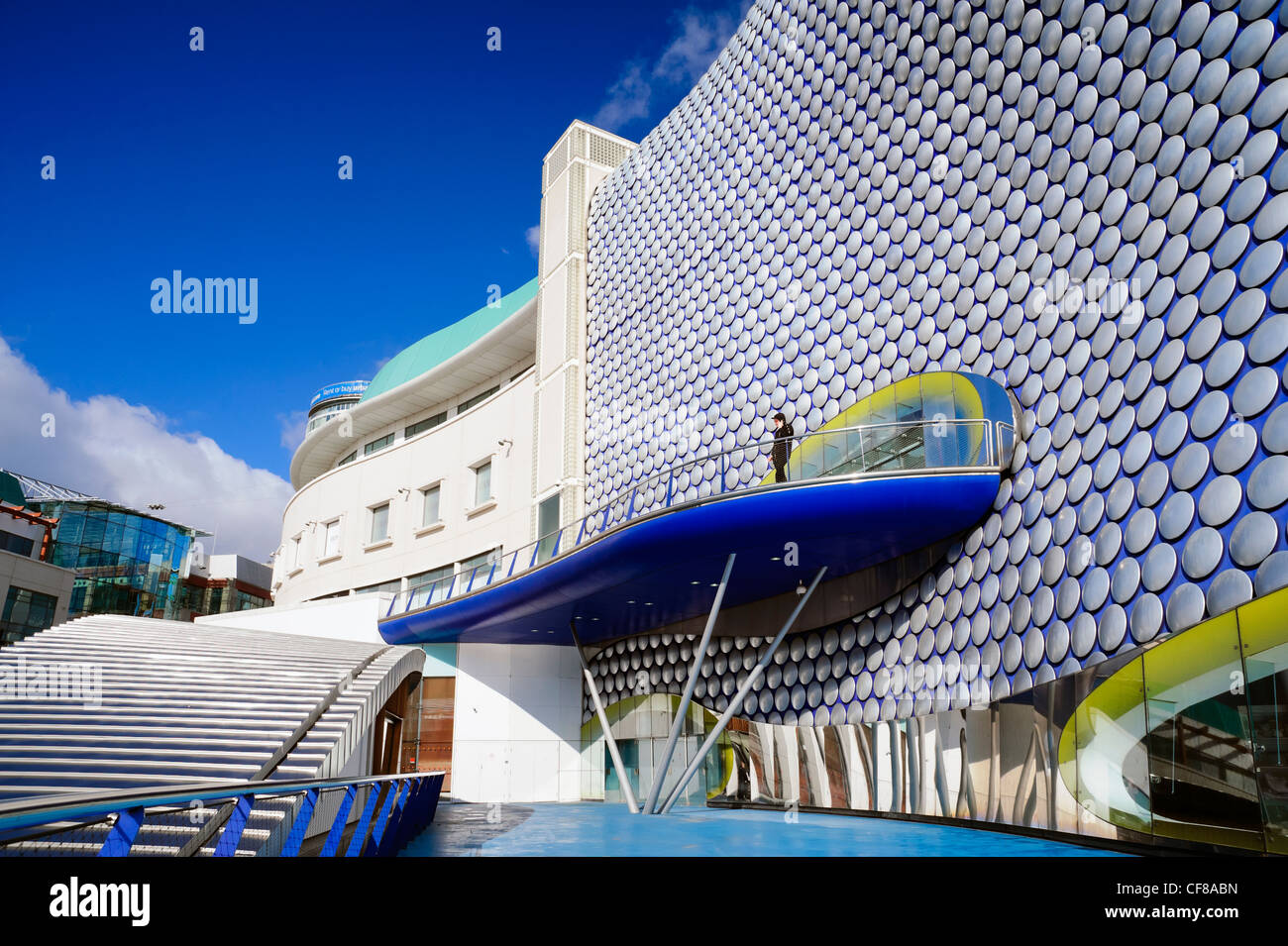 Bullring Birmingham, UK. Uomo in piedi su un balcone di fronte Selfridge's dischi in argento, Bull Ring. Foto Stock