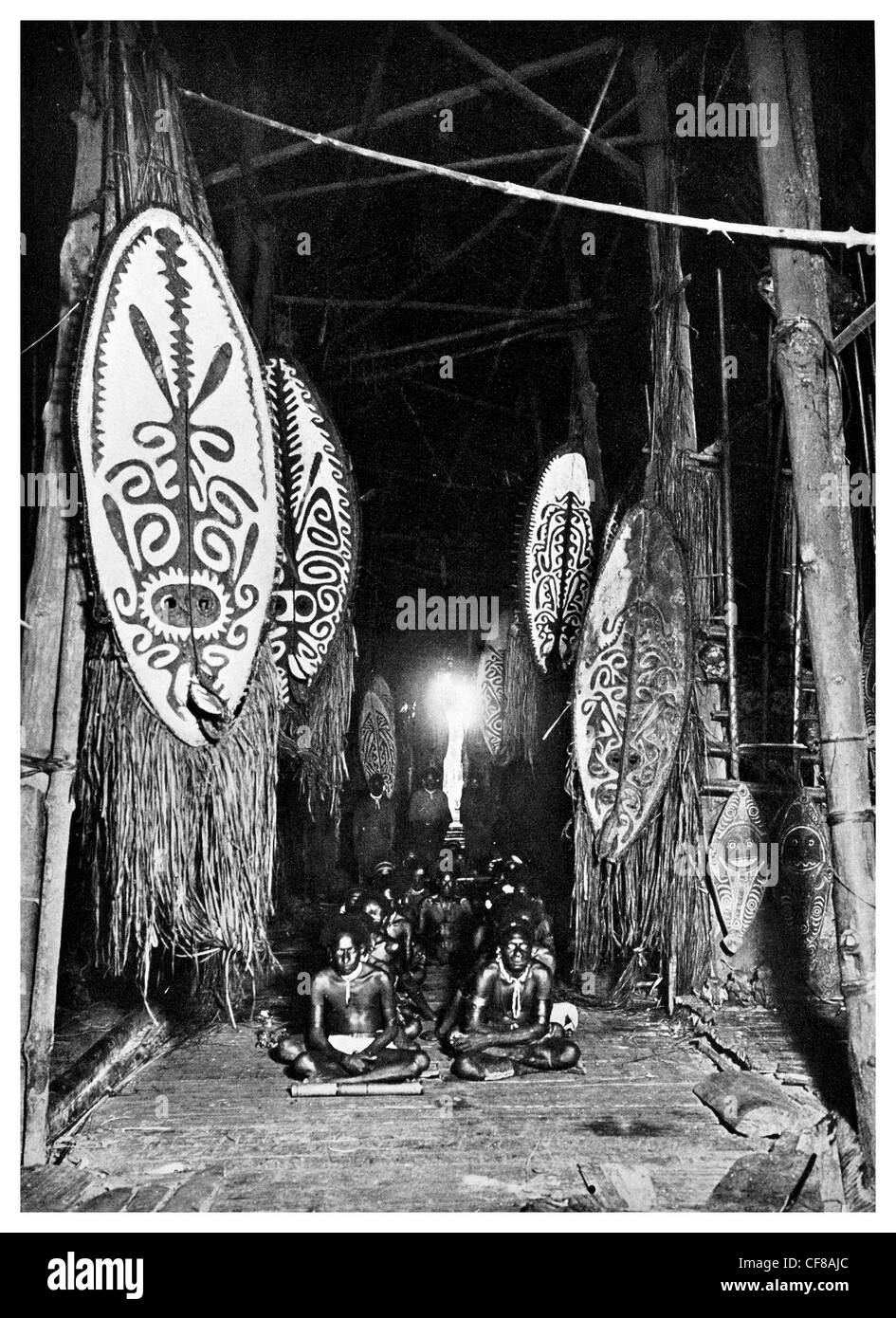Clubhouse Dubu maschere protezioni cranio armi rack 1927 Papua Nuova Guinea Foto Stock