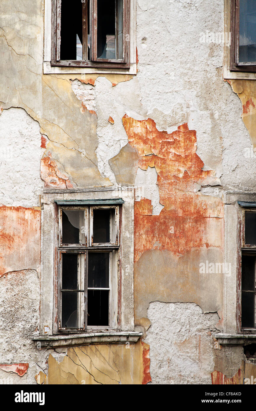 Una casa residenziale in città è nel bisogno di riparazione. vecchie case di bratislava, Slovacchia Foto Stock
