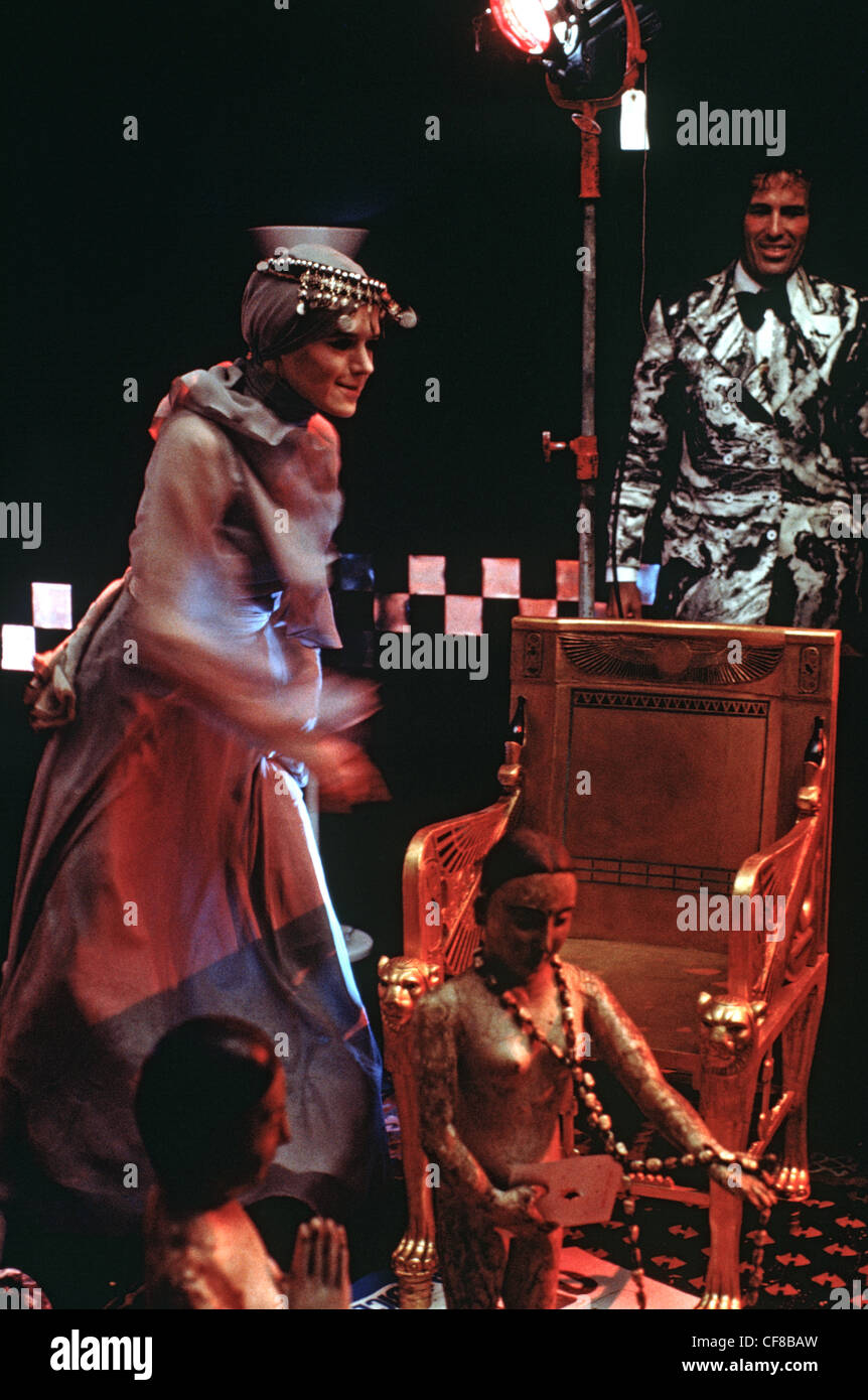 Marianne fidato con Kenneth Anger durante le riprese di Lucifero Rising Londra 1971 Foto Stock