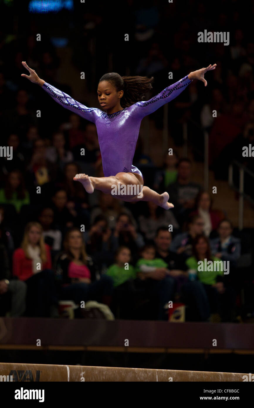 Gabrielle Douglas (USA) compete in una mostra sul fascio di equilibrio al 2012 American Cup ginnastica Foto Stock