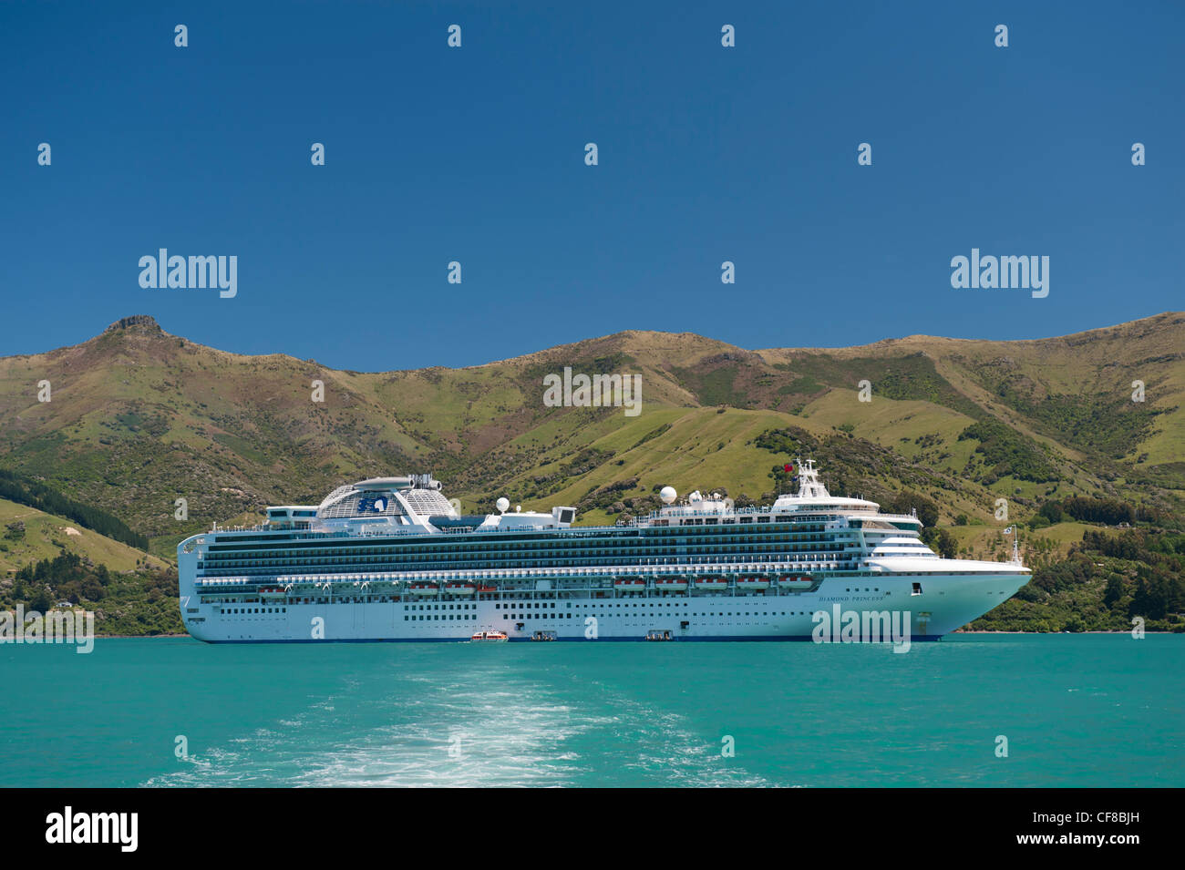 Il Diamond Princess lussuosa nave da crociera al di ancoraggio nel porto di Akaroa, Canterbury, Nuova Zelanda Foto Stock