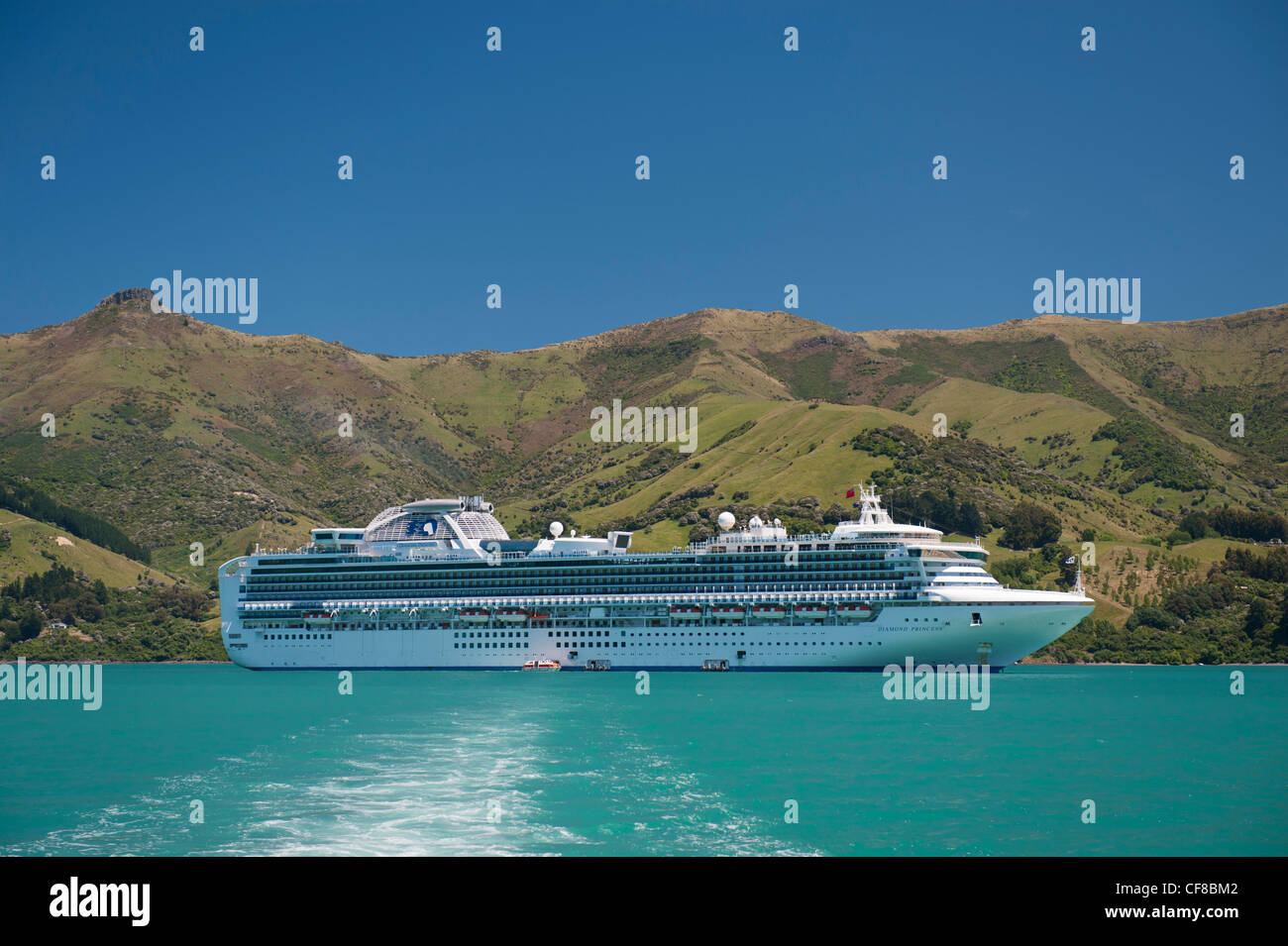 Il Diamond Princess lussuosa nave da crociera al di ancoraggio nel porto di Akaroa, Canterbury, Nuova Zelanda Foto Stock