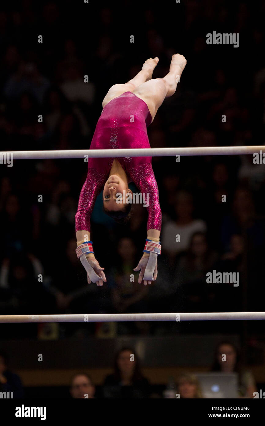 Alexandra Raisman (USA) compete in barre theuneven evento al 2012 American Cup ginnastica Foto Stock